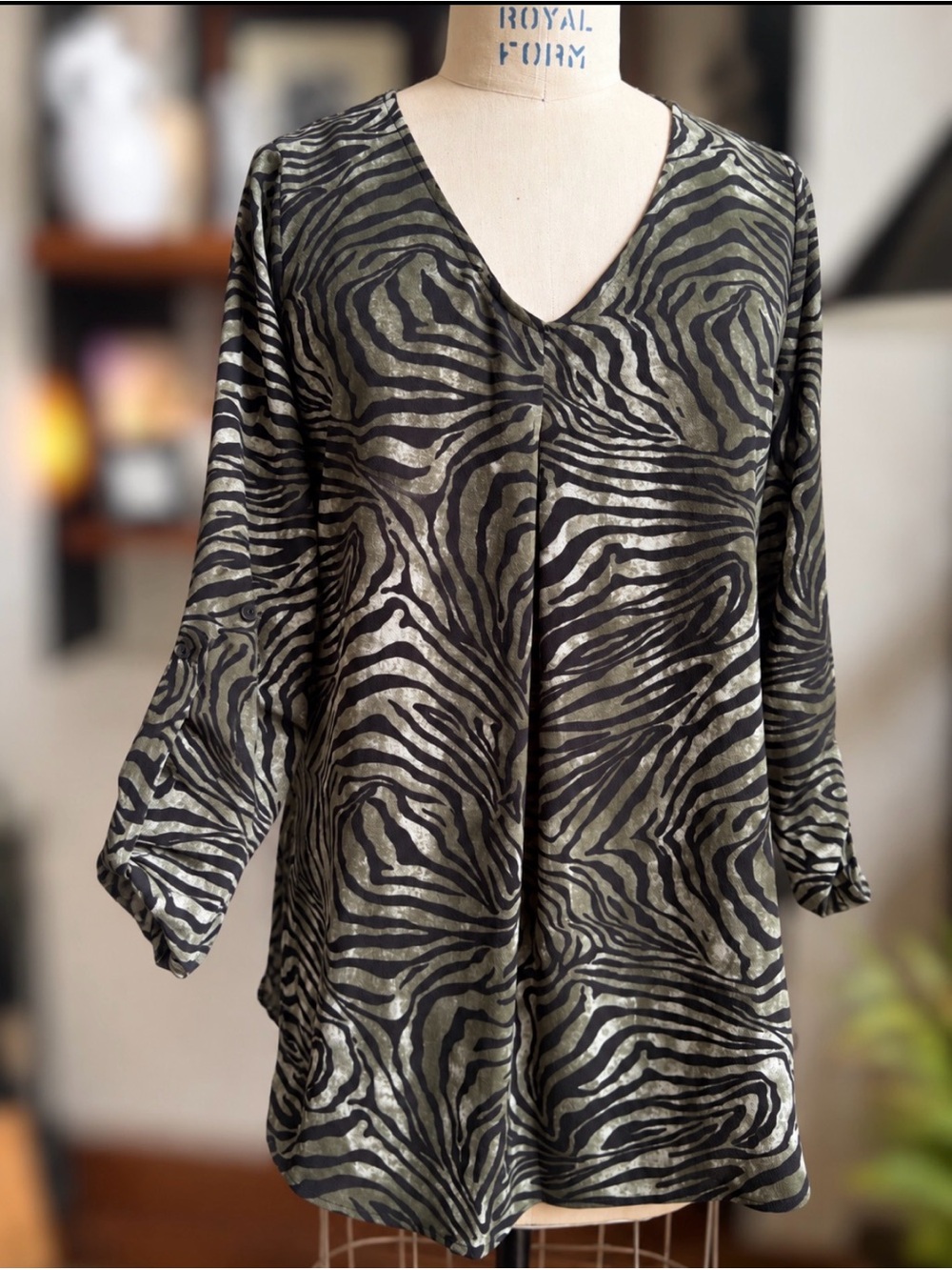 Bobeau Zebra Print Tunic Top Small Olive Black V Neck Long Sleeve High Low